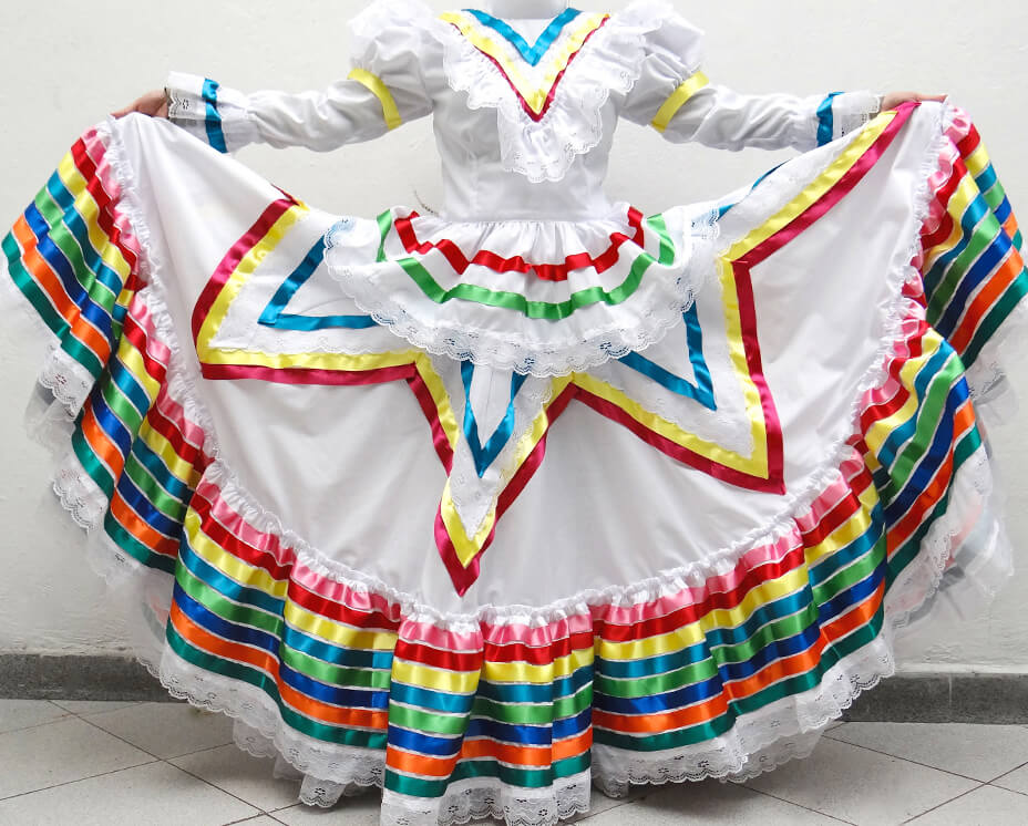 Vestido de Adelita blancoDamas El Faraón